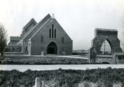 132_76_17 Achteraanzicht stenen kapel H.H. Martelaren van Gorcum en toegangspoort; 1932
