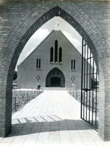 132_76_18 Achtergevel met ingang stenen kapel H.H. Martelaren van Gorcum; 1932