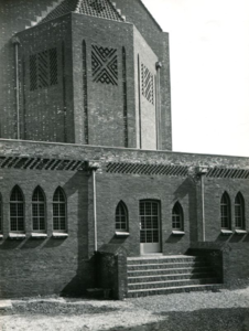 132_76_19 Voorgevel met ingang stenen kapel H.H. Martelaren van Gorcum; 1932