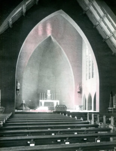 132_76_22 Interieur met altaar en schrijn stenen kapel H.H. Martelaren van Gorcum; 1932