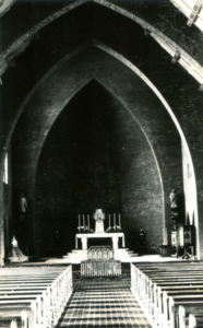 132_76_26 Interieur met altaar en schrijn stenen kapel H.H. Martelaren van Gorcum; 1932