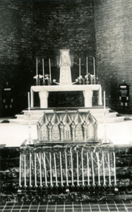 132_76_27 Altaar en schrijn in stenen kapel H.H. Martelaren van Gorcum; 1932