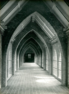 132_76_28 Omgang met gesloten deur in stenen kapel H.H. Martelaren van Gorcum; 1932