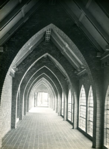 132_76_29 Omgang met geopende deur in stenen kapel H.H. Martelaren van Gorcum; 1932
