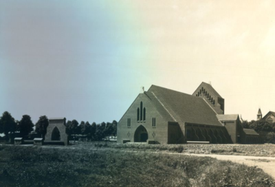 132_77_01 Stenen Bedevaartkerk H.H. Martelaren van Gorcum met op de achtergrond de houten kapel; 1932