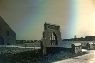 132_77_03 Toegangspoort tot Bedevaartkerk H.H. Martelaren van Gorcum met op de achtergrond de St. Catharijnekerk; 1932