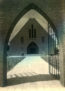 132_77_05 Achtergevel met ingang stenen kapel H.H. Martelaren van Gorcum; 1932