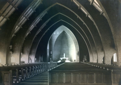 132_77_06 Interieur met altaar en schrijn stenen kapel H.H. Martelaren van Gorcum; 1932