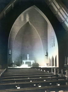 132_77_07 Interieur met altaar en schrijn stenen kapel H.H. Martelaren van Gorcum; 1932