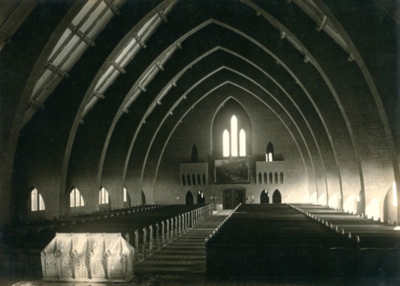 132_77_09 Interieur stenen kapel H.H. Martelaren van Gorcum met op de voorgrond de schrijn; 1932