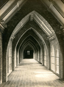 132_77_11 Omgang met gesloten deur in stenen kapel H.H. Martelaren van Gorcum; 1932