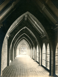 132_77_12 Omgang met geopende deur in stenen kapel H.H. Martelaren van Gorcum; 1932