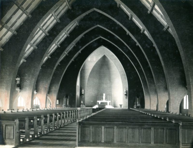 132_82_06 Interieur met altaar en schrijn stenen kapel H.H. Martelaren van Gorcum; ca. 1932