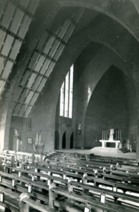 132_82_08 Interieur met altaar en schrijn stenen kapel H.H. Martelaren van Gorcum; ca. 1932