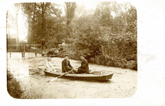 PB0018 Grachtje achter Ambachtsherenhuis. In de boot Philip van de Linde, Adriana van Pelt en Neeltje van Pelt, ca. 1908