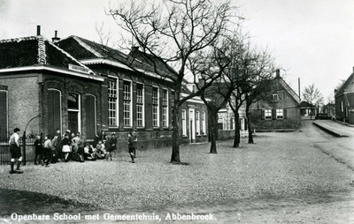 PB0036 Het gemeentehuis en de openbare lagere school, 1948