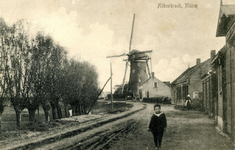 PB0047 Molen De Hoop, met links een rij wilgen en een jongen op de voorgrond, ca. 1902