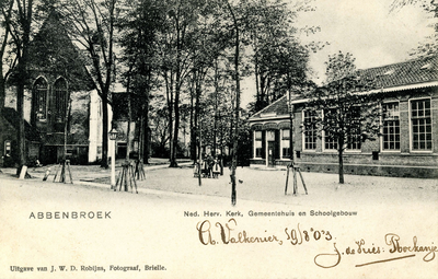 PB0055 De Kerk van Abbenbroek. Rechts het gemeentehuis, de openbare lagere school en de onderwijzerswoning, die in 1979 ...