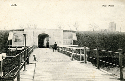PB0111 De Langepoort met de brug over de Langevest, ca. 1912
