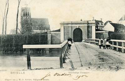 PB0120 De in 1900 afgebroken Zuidpoort, met de brug over de vest. Op de achtergrond de Catharijnekerk, ca. 1904