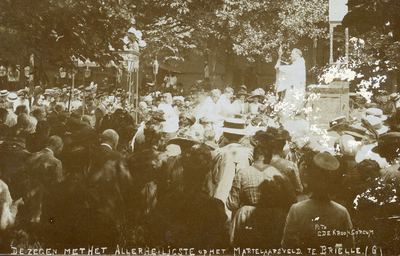 PB0210 Drukte op het Martelveld tijdens een mis in de buitenlucht, ca. 1910