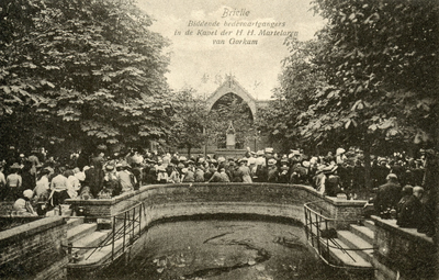 PB0216 Drukte rond het Heilige Put op het Martelveld tijdens een mis in de buitenlucht, ca. 1915