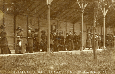 PB0221 Bedevaartgangers uit Haarlem tijdens de processie in Brielle, ca. 1915