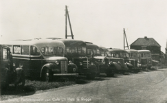 PB0242 Een rij bussen op het parkeerterrein naast het Huis te Rugge, ca. 1935