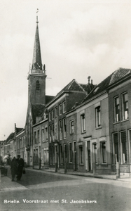 PB0245 Kijkje op de Voorstraat met het Geuzengesticht en de Jacobskerk, ca. 1935