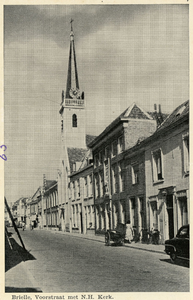 PB0248 Kijkje op de Voorstraat met het Geuzengesticht en de Jacobskerk, ca. 1935