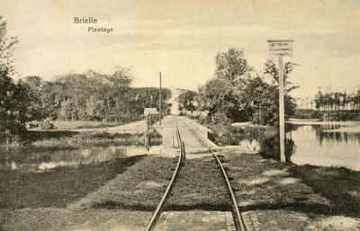 PB0285 De tramrails over de brug over de Plantage. Bord met de waarschuwing: De toegang tot den tramweg is verboden', 1917