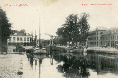 PB0349 Groet uit Brielle: kijkje op de Turfkade, Hotel Van Beaumont en de Kaaibrug, ca. 1910