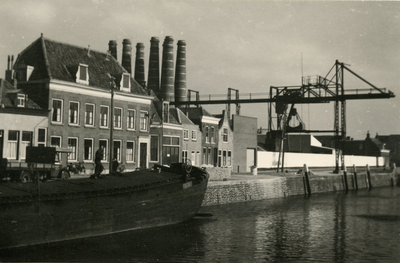 PB0362 De Kalkfabriek met de hangbaan, op de voorgrond een afgemeerd schip, ca. 1950