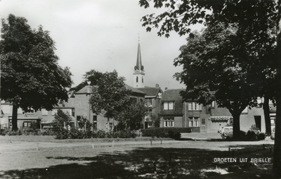 PB0383 Groeten uit Brielle, kijkje op het Asylplein. Op de achtergrond de toren van de Jacobskerk, 1964