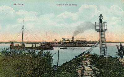 PB0455 Gezicht op de Maas vanaf het Havenhoofd met de vuurtoren, ca. 1910