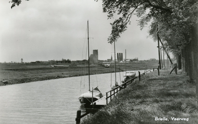 PB0477 Kijkje op de Buitenhaven vanaf de Veerweg. Op de achtergrond de skyline van Brielle met de watertoren, de St. ...