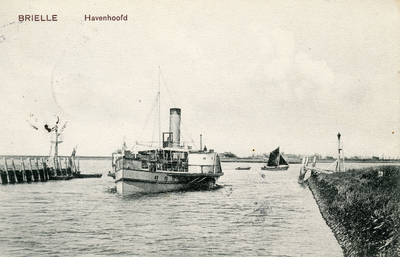 PB0481 Een stoomraderschip vaart de Buitenhaven binnen, ca. 1901