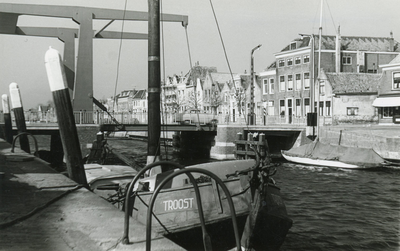 PB0521 De Julianabrug, op de voorgrond het schip Troost, 1956