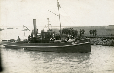 PB0544 De viering van 1 april 1922. De koninklijke familie arriveert met de sleepboot Den Briel, 1 april 1922