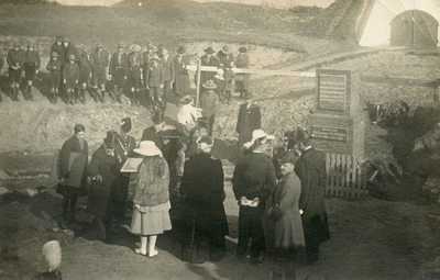 PB0553 De viering van 1 april 1922. De onthulling van het 1 aprilmonument bij de Noordpoort door koningin Wilhelmina, 1 ...