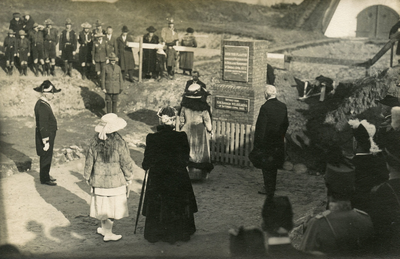 PB0554 De viering van 1 april 1922. De onthulling van het 1 aprilmonument bij de Noordpoort door koningin Wilhelmina, 1 ...