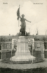 PB0641 Het Asylplein met de natuurstenen sokken met daarop het bronzen standbeeld 'de Zeenymph' met in haar ene hand ...