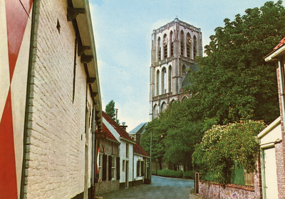 PB0680 Kijkje vanuit het Heultje op de toren van de St. Catharijnekerk, ca. 1985