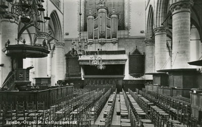 PB0747 De preekstoel en het orgel in de St. Catharijnekerk, 1951