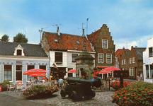 PB0749 Kijkje op het Wellerondom, met een kanon, de schandpaal, de stadspomp en een terras, ca. 1974