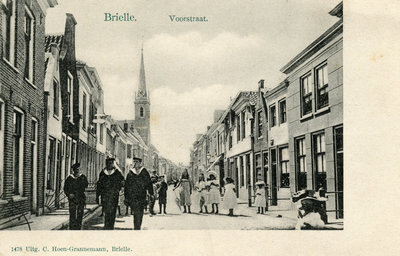 PB0751 Kijkje op de Voorstraat, met drie matrozen, ca. 1903
