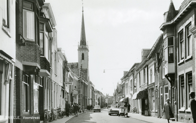 PB0758 Een kijkje in de Voorstraat, met de Jacobskerk, 1962