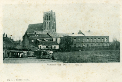 PB0807 Kazerne De Doelen en op de achtergrond de St. Catharijnekerk, ca. 1901