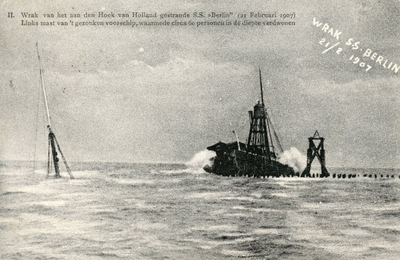 PB0823 Wrak van het aan den Hoek van Holland gestrande S.S. Berlin (21 februari 1907). Links de mast van het gezonken ...