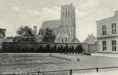 PB0852 Gezicht op de St. Catharijnekerk vanaf het exercitieterrein rond kazerne De Doelen, ca. 1934